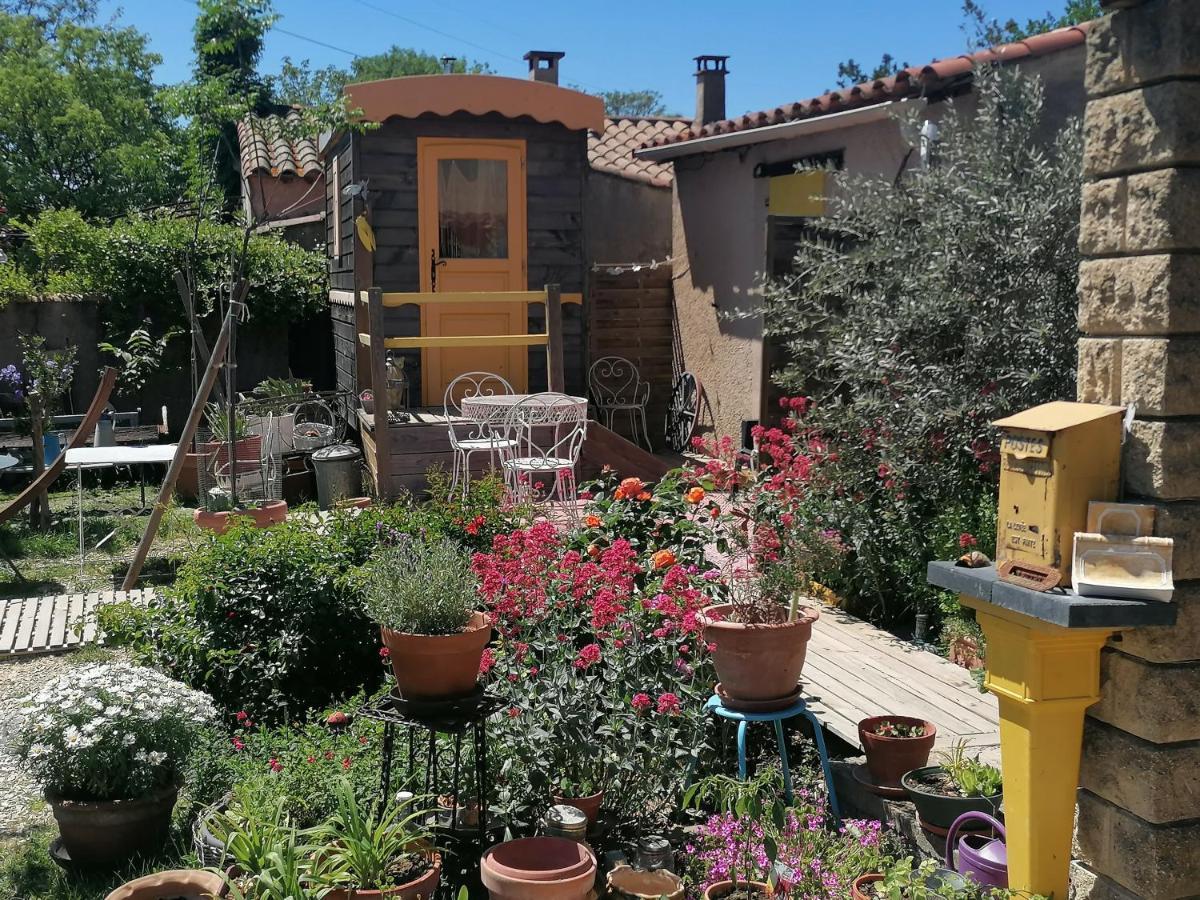 La Fee Viviane Et Michel L'Enchanteur Robion en Luberon Exterior foto